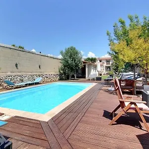 Villa 3 Appartements Entiers Avec Piscine Et Jaccuzi Et Parking Marseille
